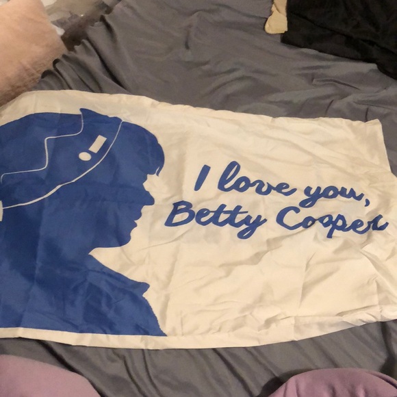 Hot Topic Other - RIVERDALE “I Love You Betty Cooper” Pillowcase